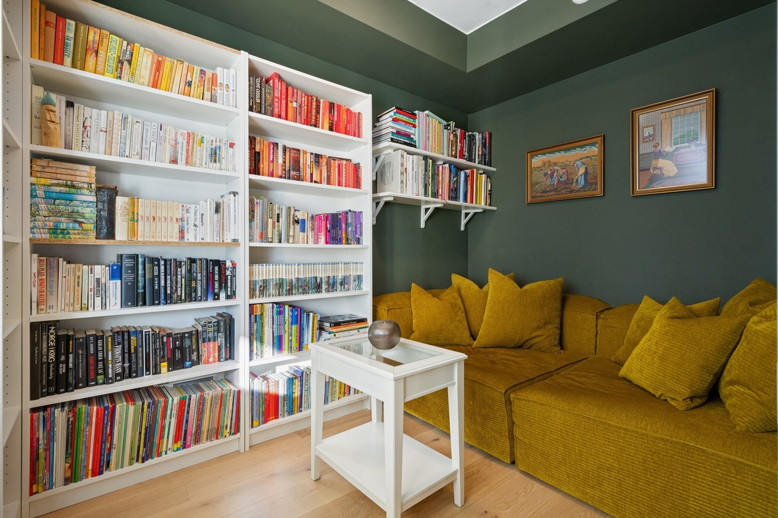 Det tredje soverommet gir ytterligere fleksibilitet, her innredet som bibliotek og TV-stue. Galleribilde