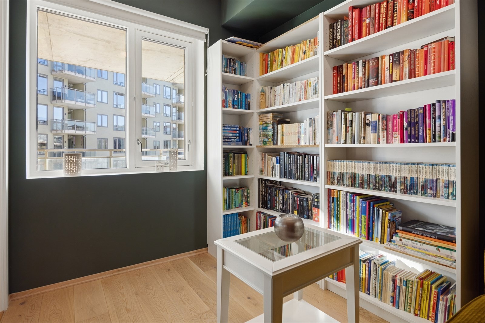 Vinduer med 3-lags glass sikrer god isolasjon og støyreduksjon i hele boligen. Galleribilde