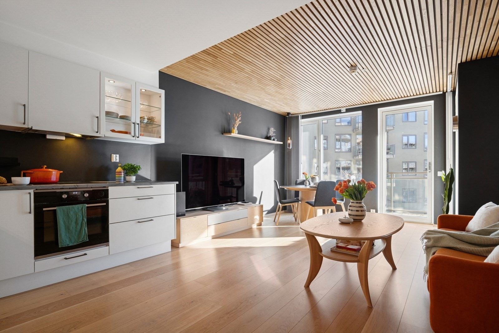 Stuen er oppgradert med et elegant spiletak i 2024, som gir en særpreget atmosfære. Galleribilde