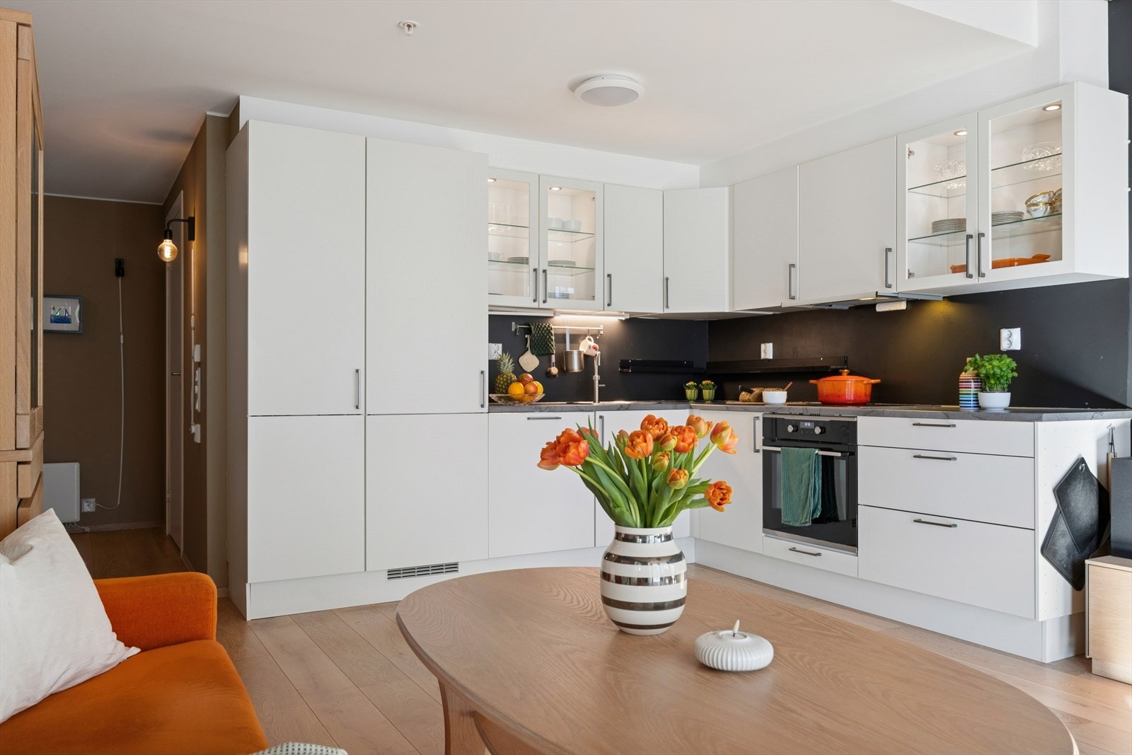 Kjøkkenet har slette fronter og godt med skap- og benkeplass. Galleribilde