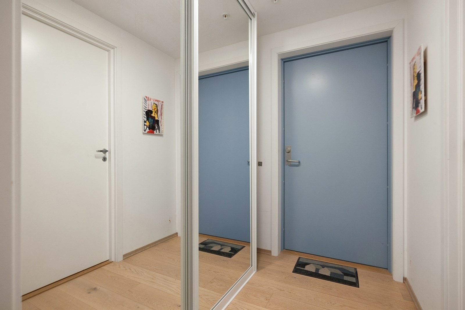 Entréen har plass til oppbevaring og en ytterdør med god lyd- og brannklassifisering. Galleribilde