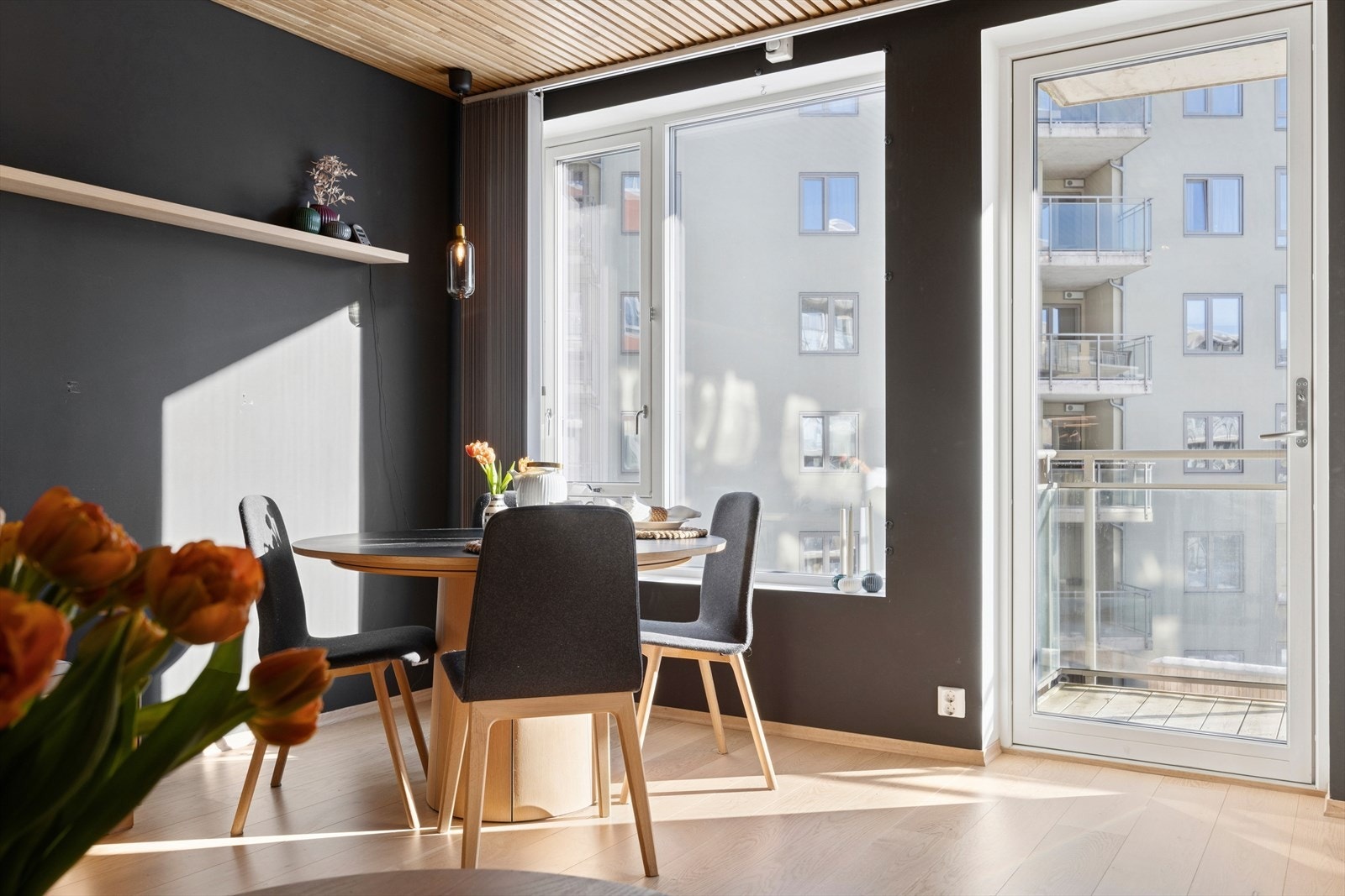 Fra stuen er det direkte utgang til en av leilighetens to balkonger. Galleribilde