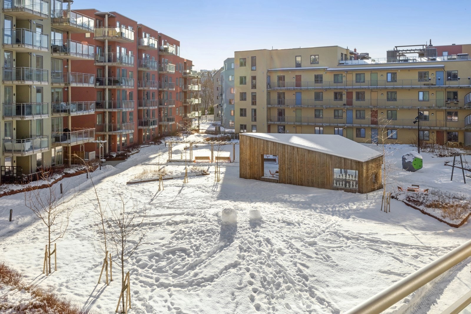 Utsikt fra balkongen inn mot sameiets flotte fellesarealer. Galleribilde