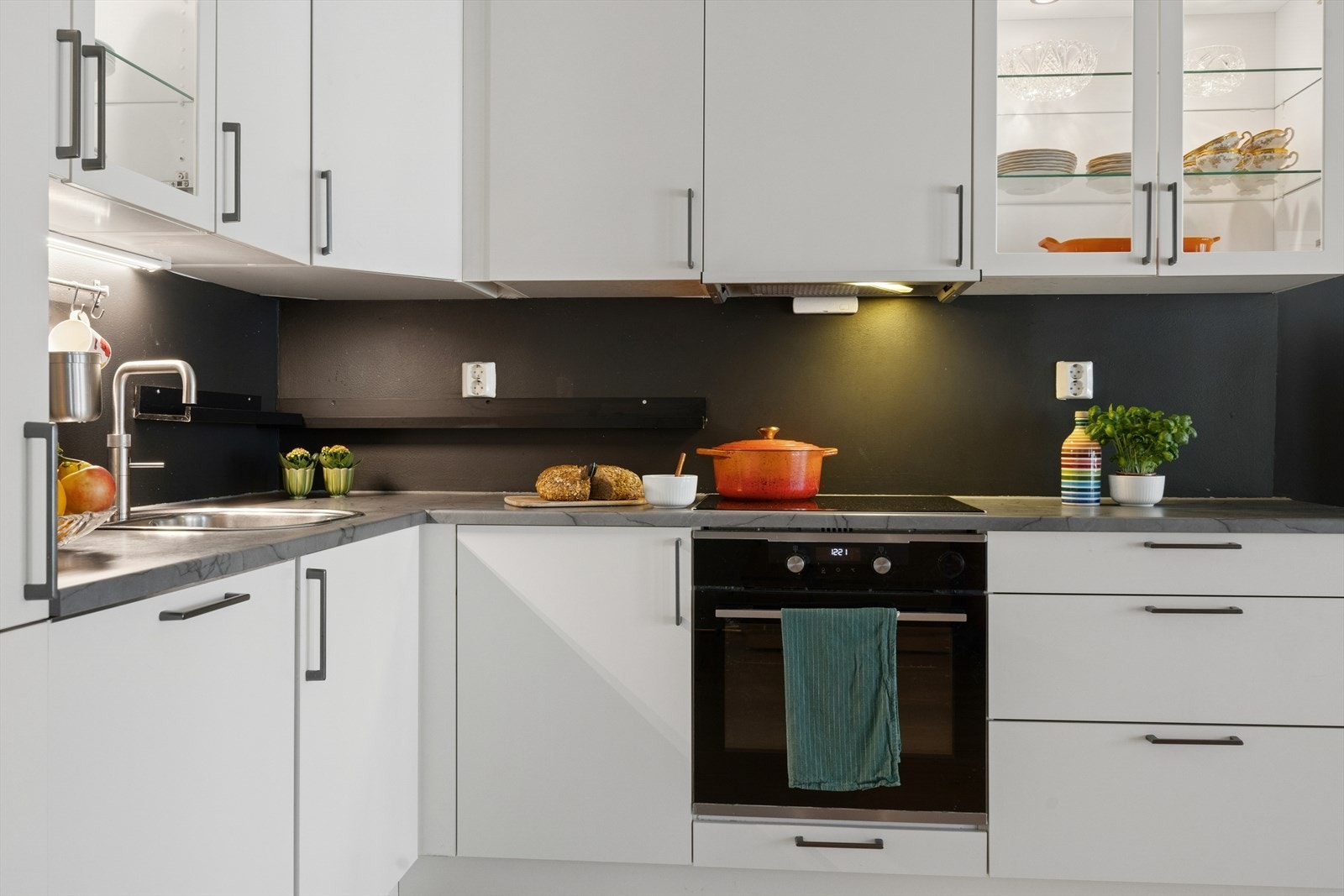 Alle hvitevarer som stekeovn, platetopp, kjøleskap og oppvaskmaskin er integrerte. Galleribilde