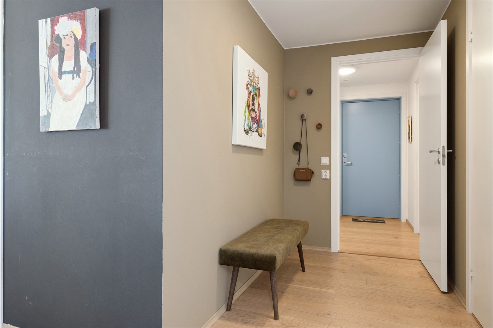 Fra gangen er det adkomst til leilighetens øvrige rom. Galleribilde