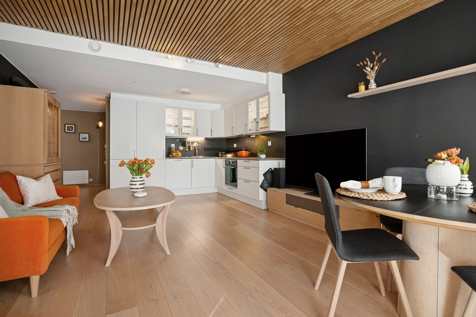 Her er det god plass til både sofagruppe og spisebord. Galleribilde