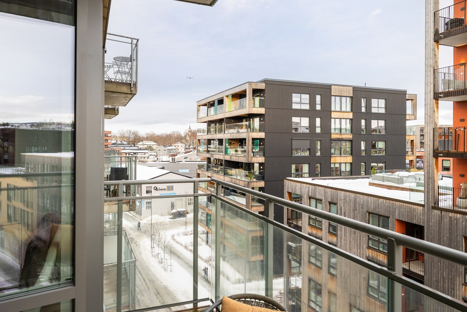 Beliggende på Lilleby bor man med nærhet til alt man kan tenke seg av servicefasiliteter. Det er gangavstand til både Solsiden, City Lade, Ladestien mm. Galleribilde