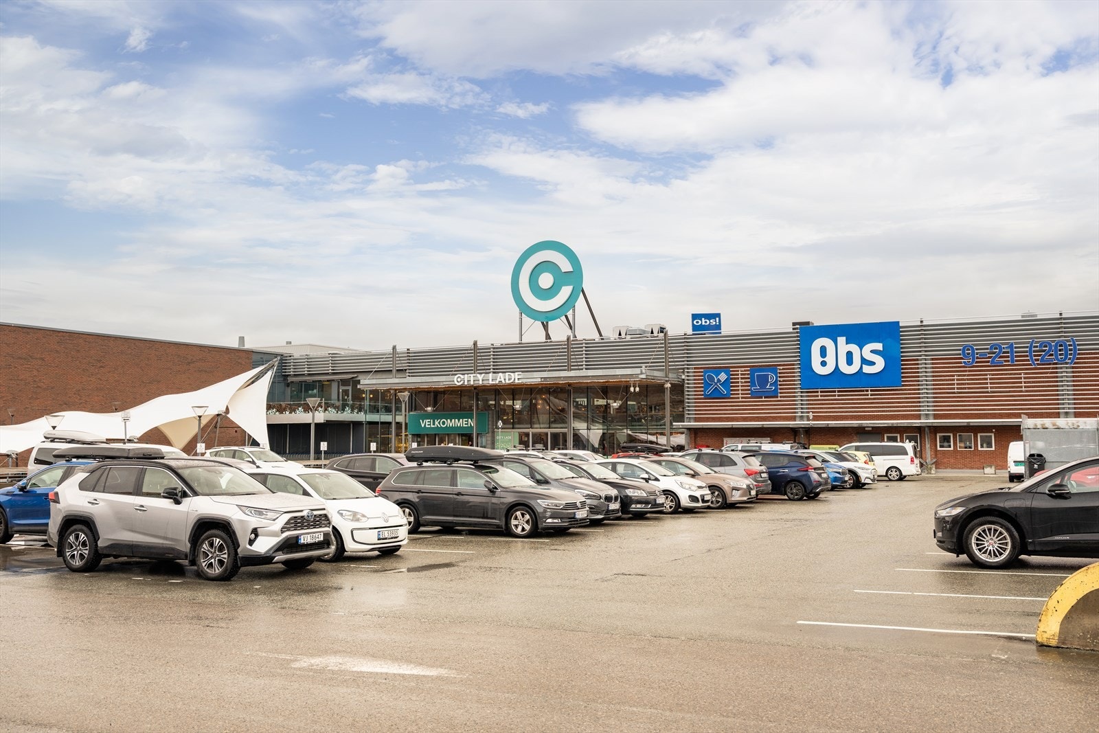 Kun en spasertur fra leiligheten finner man City Lade. Et kjøpesenter med et bredt utvalg av butikker og spisesteder. Galleribilde