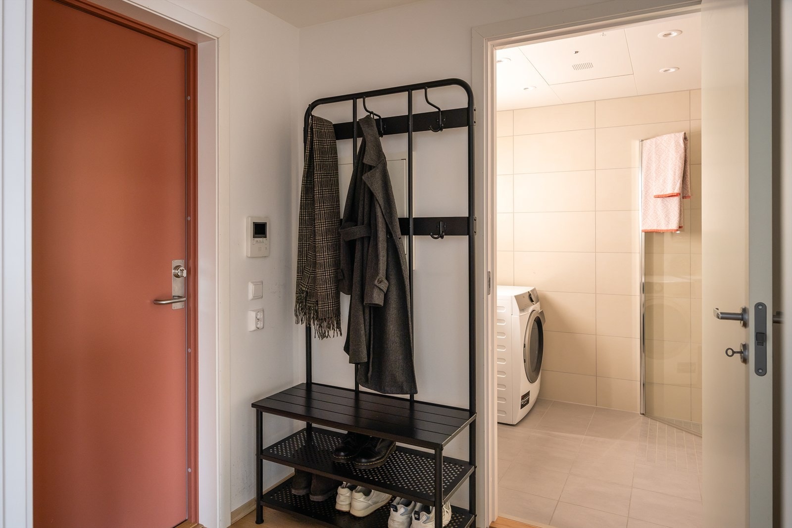 Når man kommer inn i boligen trer man inn i en romslig entré med god plass til oppbevaring. Galleribilde