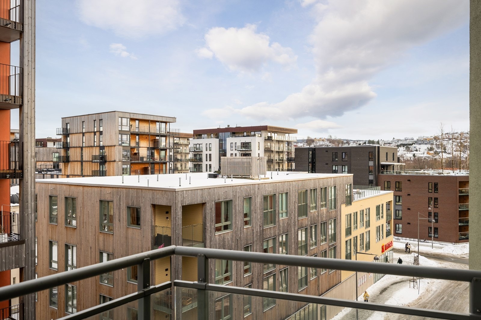 Coop Extra ligger like utenfor døren, og man kan gå tørrskodd til Kiwi gjennom parkeringskjelleren. Galleribilde