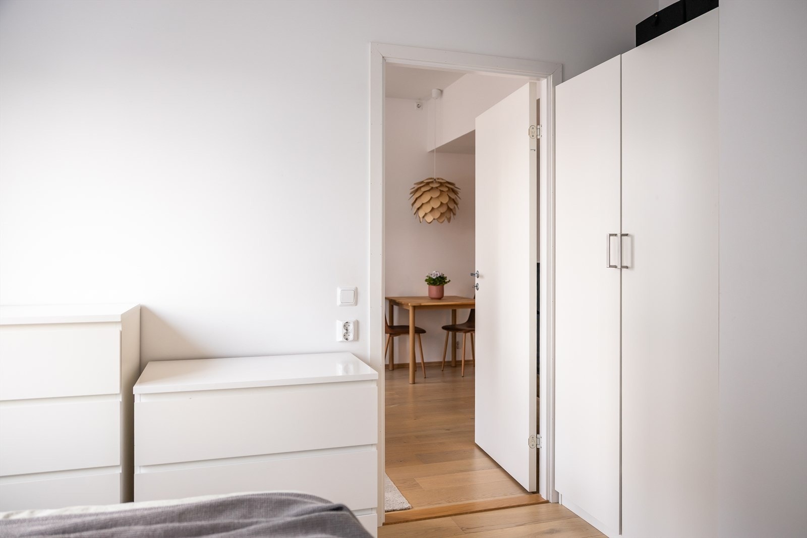 Garderobeskapet følger også. Leiligheten disponerer en bod i kjeller for ekstra oppbevaring. Galleribilde