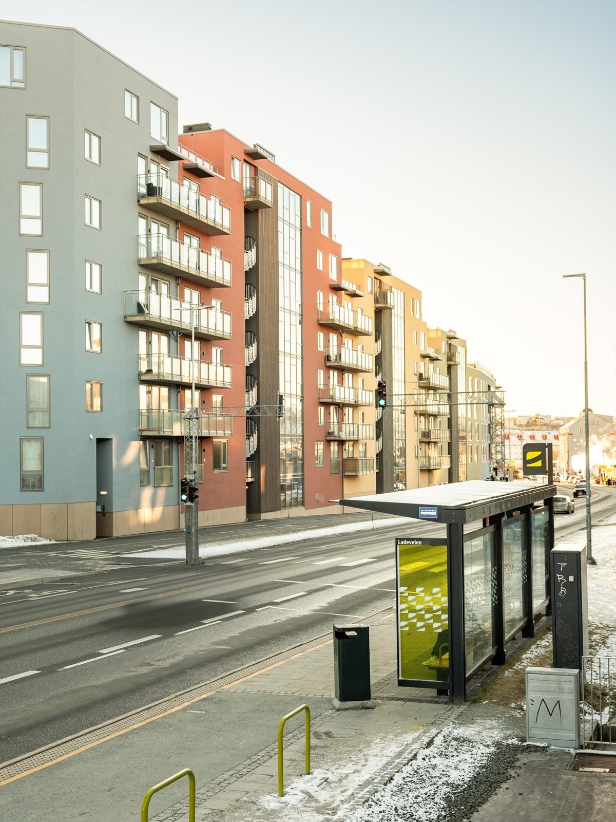 Busstoppet i Ladeveien ligger like ved leiligheten. Her går det hyppige bussavganger til både Solsiden, Midtbyen, Studentersamfundet mm. Galleribilde