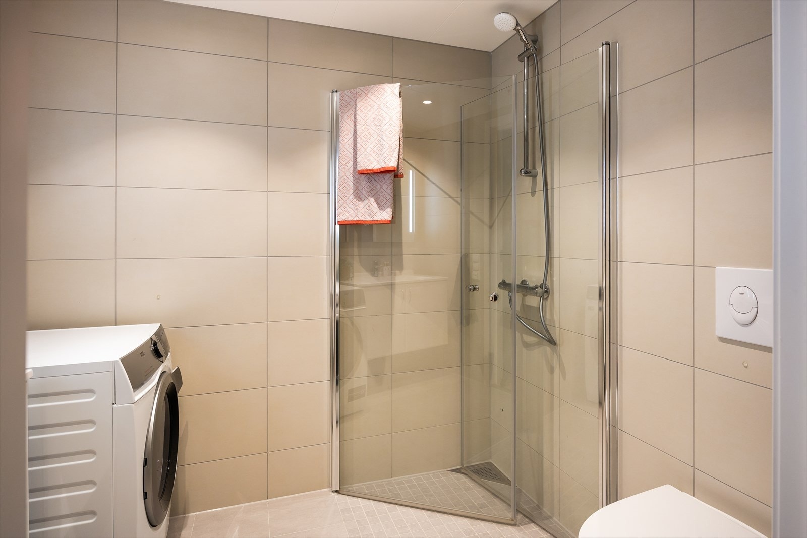 Delikat og flislagt baderom med alt man trenger. Galleribilde