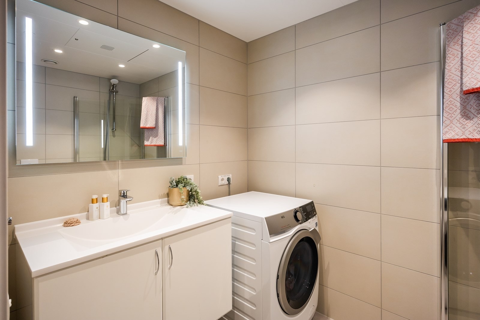 Her får du varme i gulv, downlights i himling, opplegg for vaskemaskin, innfellbare dusjdører mm. Galleribilde