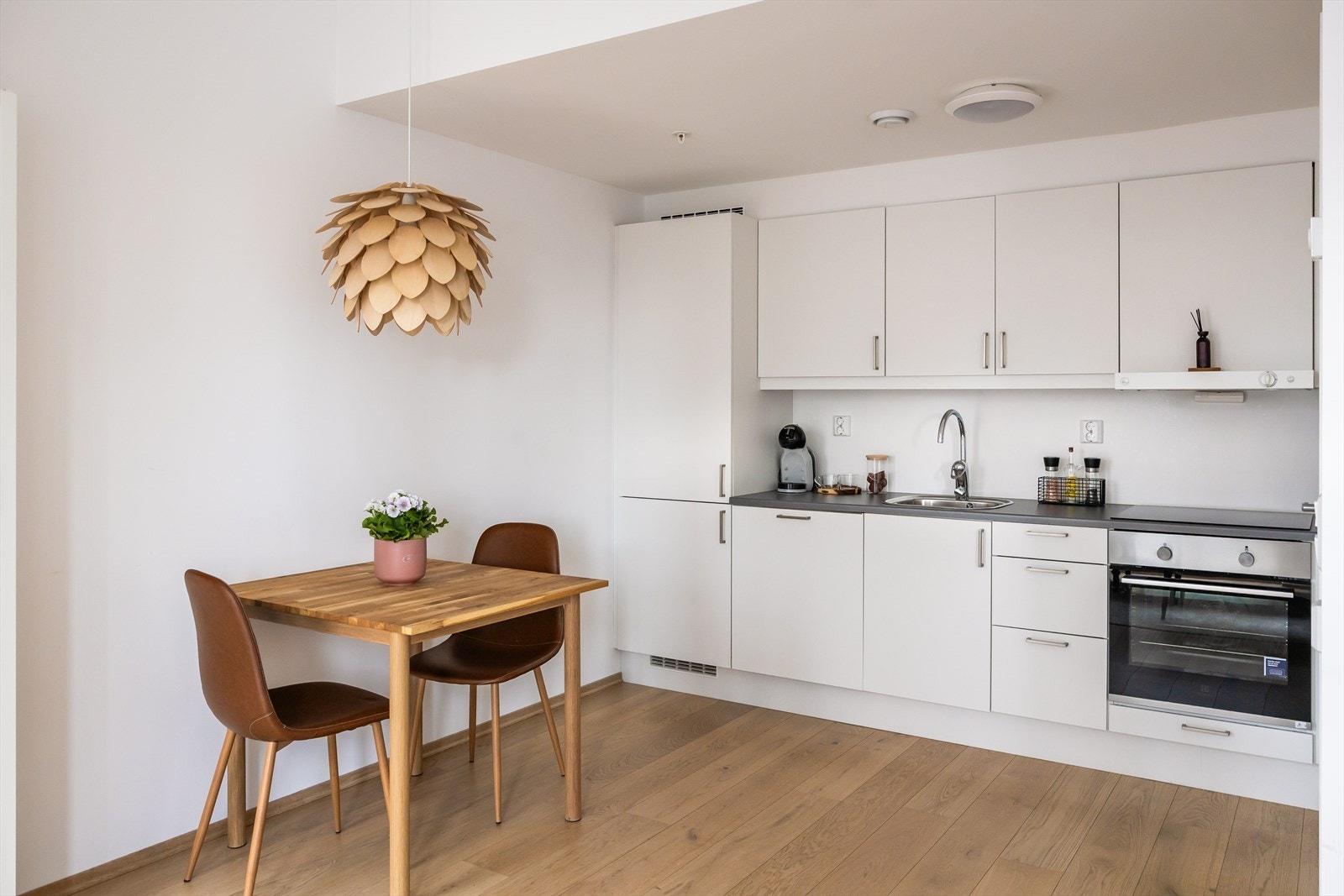 Det er lave felleskostnader på kun 2.592,- per måned. Inkludert i felleskostnadene har man fjernvarme, varmtvann, tv, internett, felles byggforsikring mm. Galleribilde