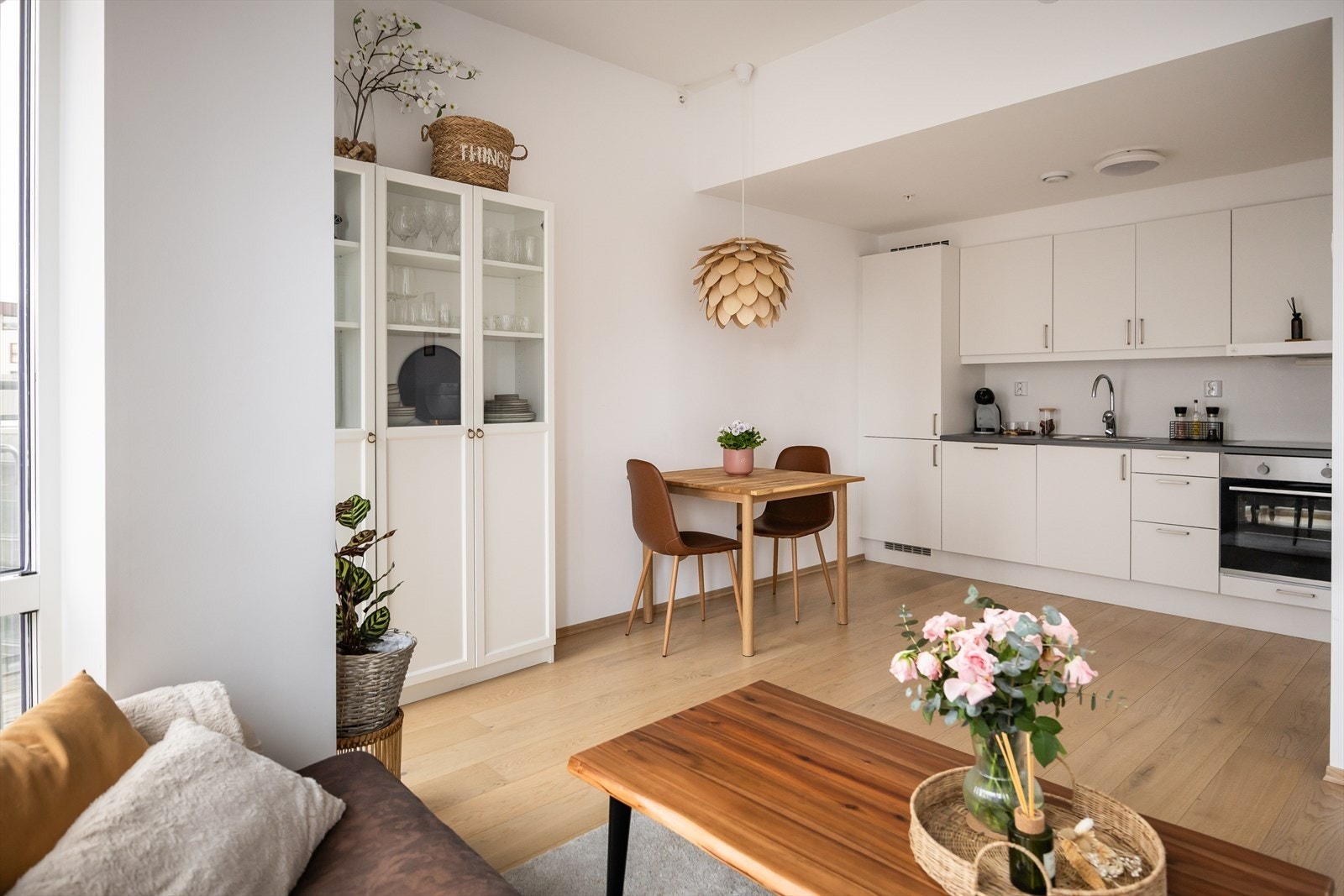 Leiligheten innehar moderne fasiliteter som fjernvarme og balansert ventilasjon, noe som sørger for et behagelig inneklima. Galleribilde