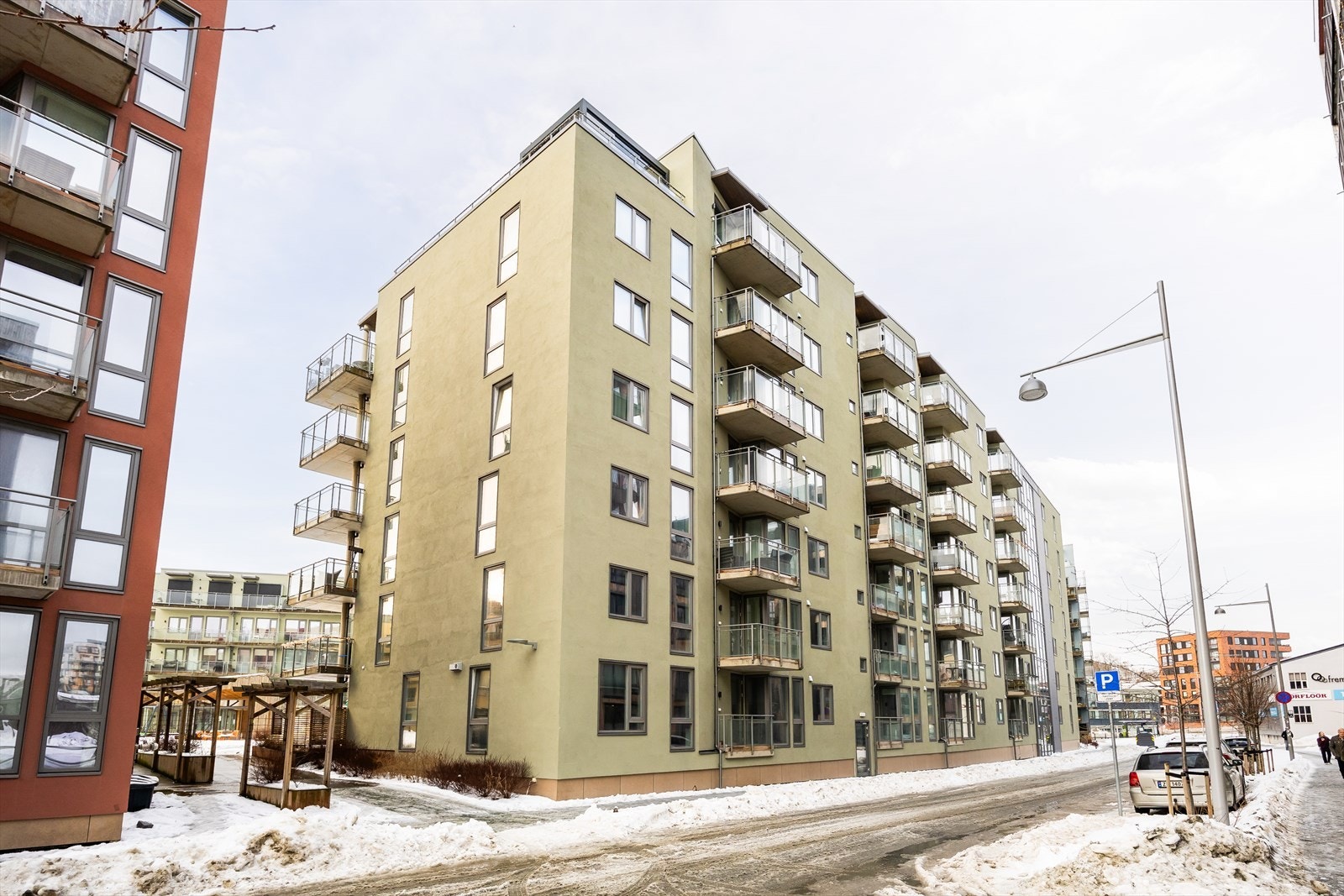 Det er gateparkering etter gjeldende bestemmelser. Utbygger har fortsatt ledige parkeringsplasser til salg i kjeller. Galleribilde