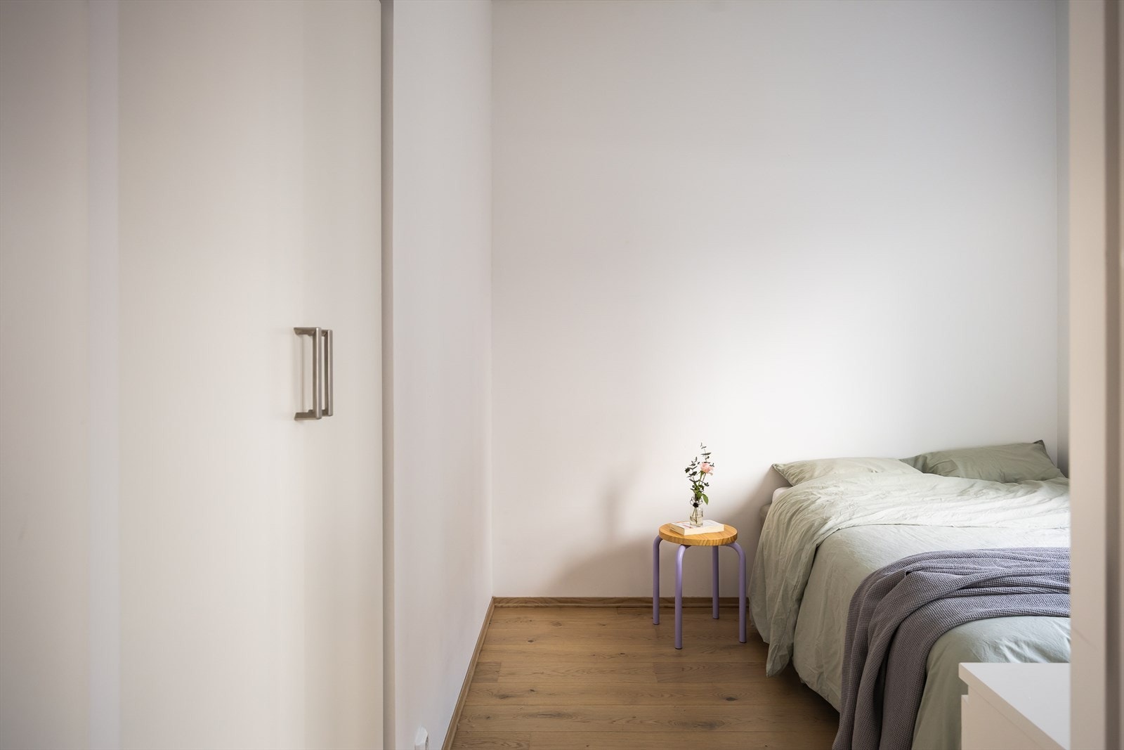 Rommets gode størrelse gjør det enkelt å møblere, hvor det er et naturlig innhugg til garderobeskap. Galleribilde