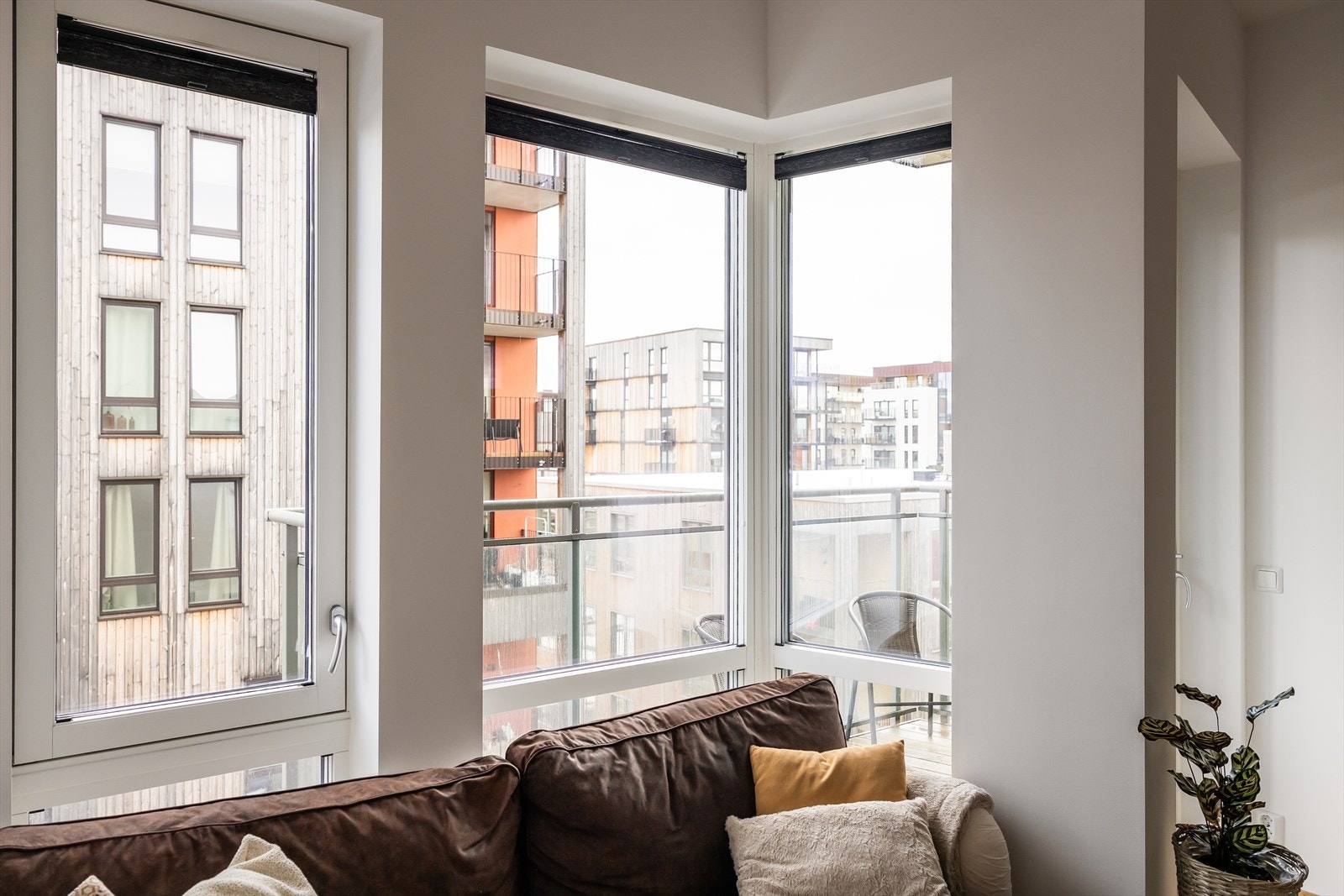 Leiligheten har en god beliggenhet i byggets 6. etasje, hvor heisen tar deg opp til leilighetens plan. Galleribilde