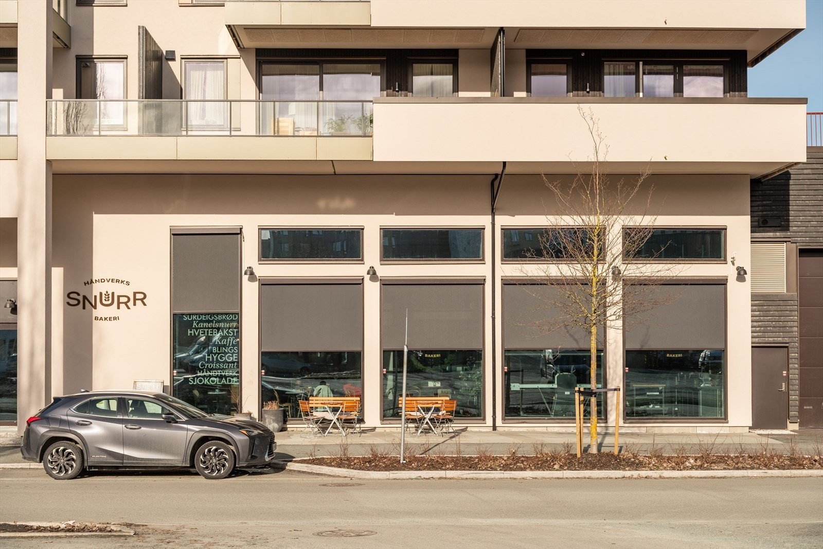Like ved leiligheten finner du populære Snurr bakeri - perfekt for en hygggelig stopp i hverdagen. Det har også åpnet en ny restaurant i Ladebekken 24 - Nyhavna Neobistro. Galleribilde