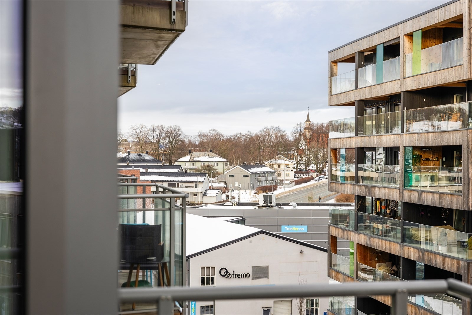 Ca. 100 meter fra leiligheten finner man metrobussen som tar deg direkte til Solsiden, Midtbyen, Studentersamfundet. Galleribilde