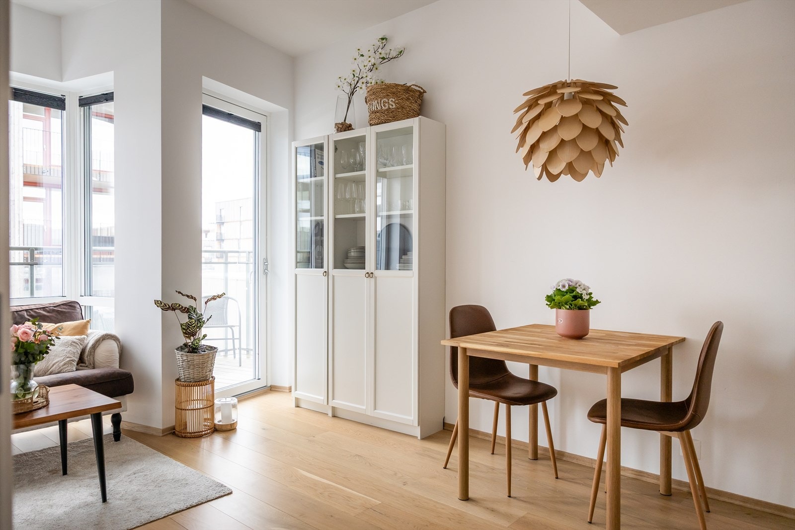 Den åpne stue- og kjøkkenløsningen strekker seg over 16m². Galleribilde