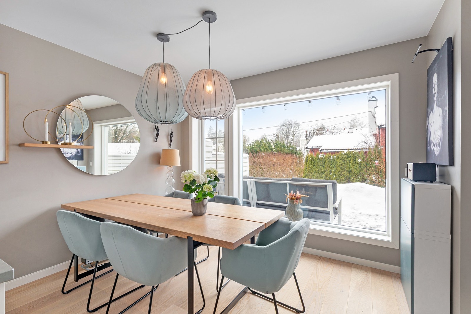 Fra spisestuen er det utgang til terrasse på 18 kvm og hage. Galleribilde