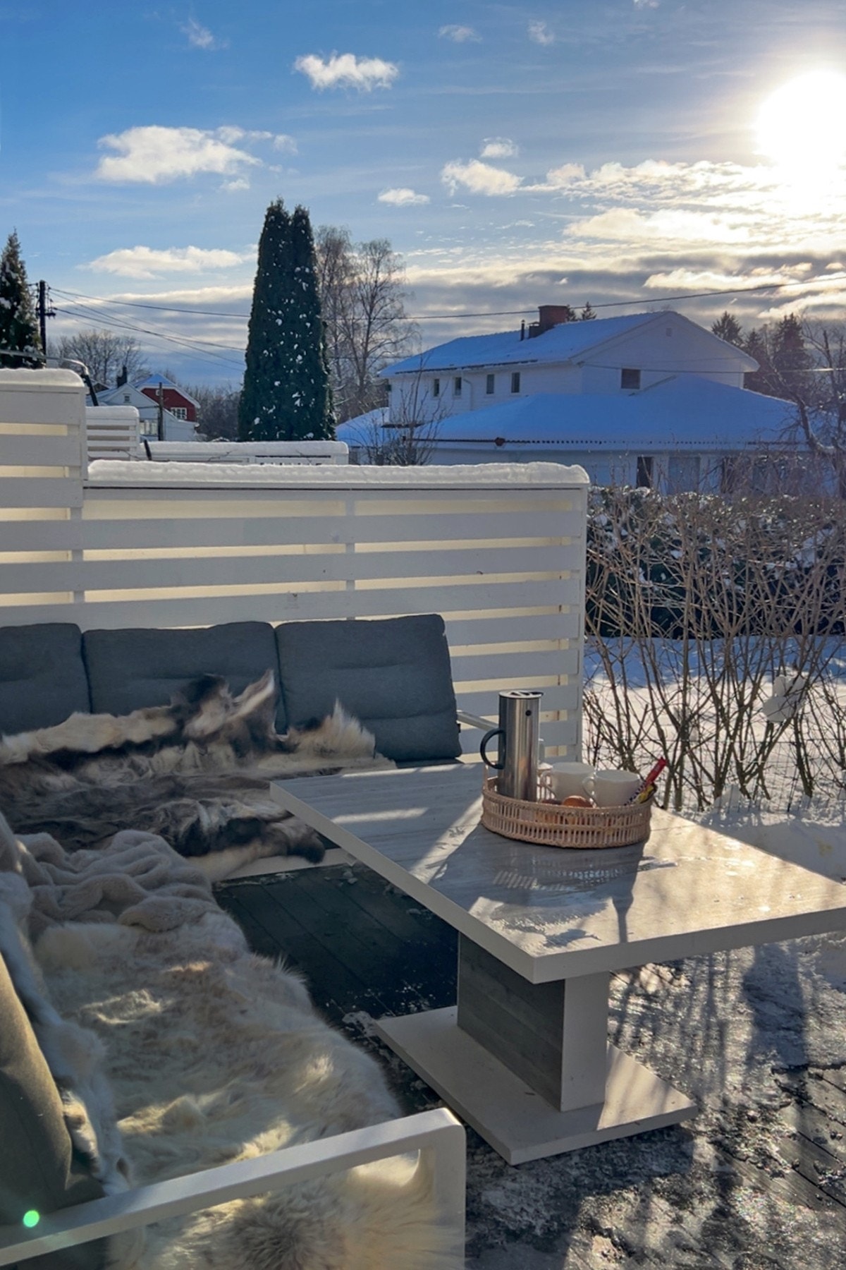 Eiendommen har morgensol ved inngang og kveldssol nærmest til den går ned. Galleribilde