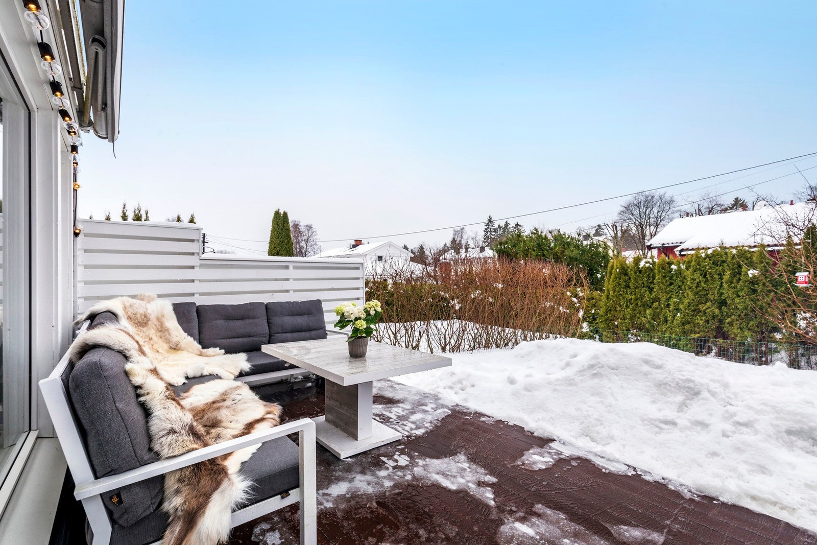 Terrassen er belagt med terassebord og utstyrt med levegger av tre, utvendig stikkontakt, utebelysning og markise. Galleribilde