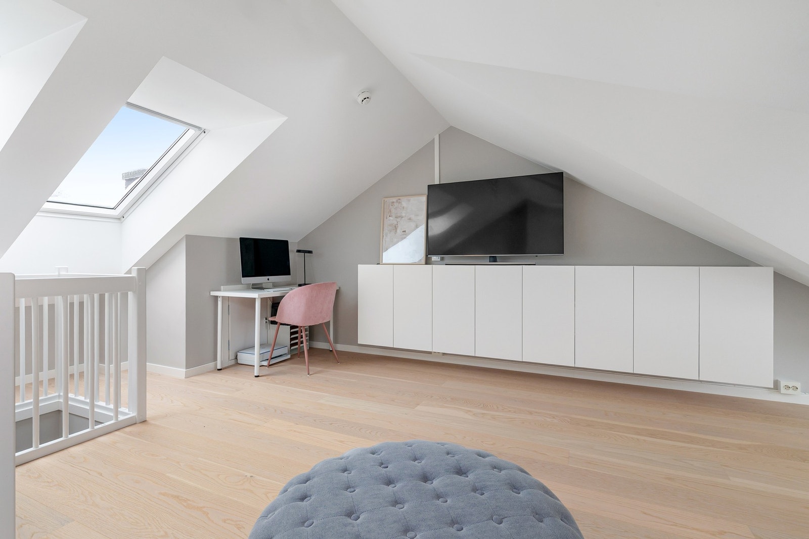 Skråtak og takvinduer som slipper inn rikelig med dagslys. Galleribilde