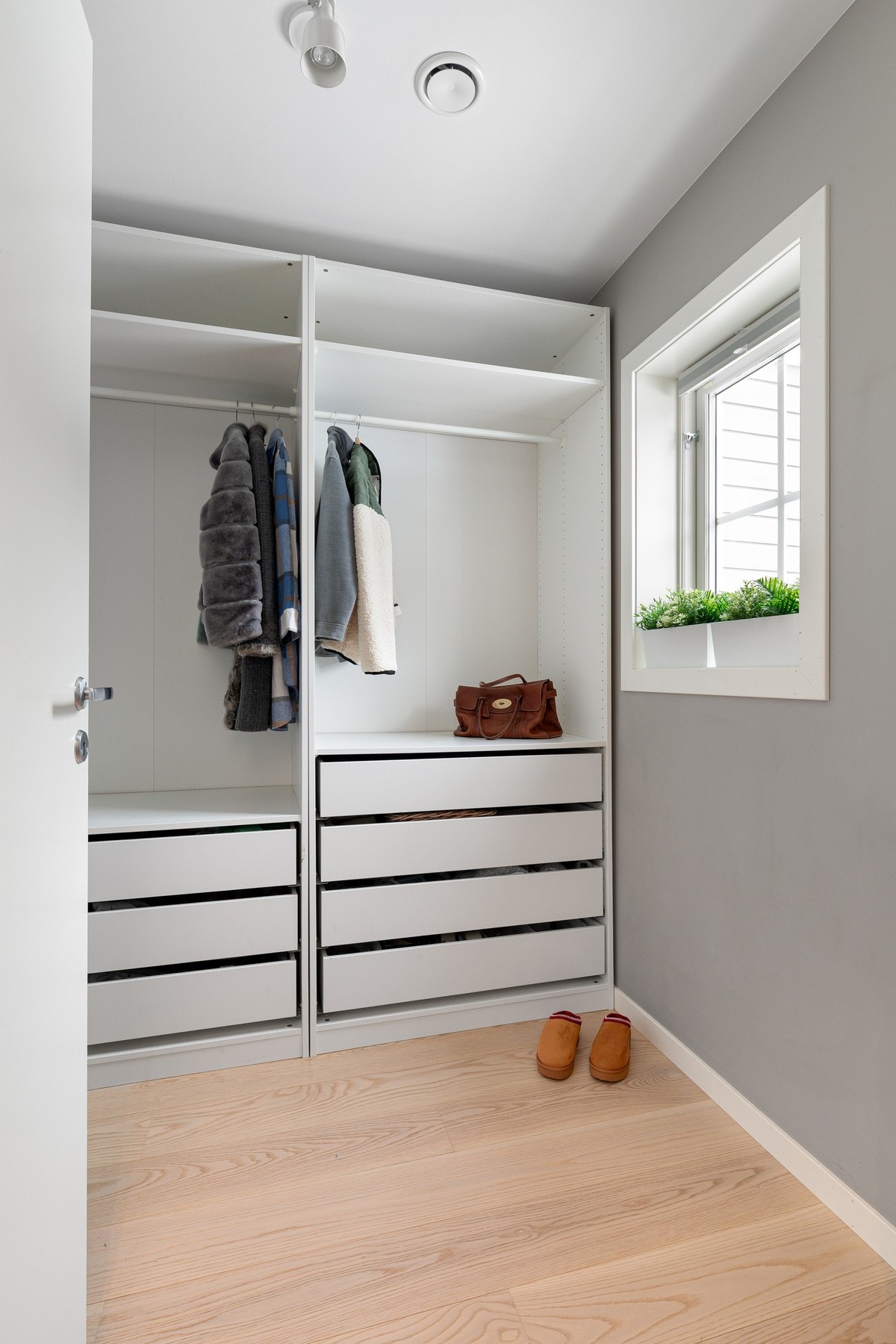 Entreen er utsyrt med en garderobeløsning som tilbyr rikelig med oppbevaring. Galleribilde