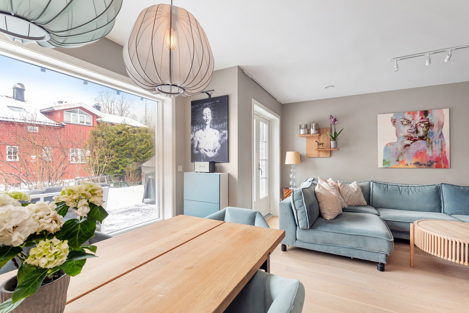 Stuen/spisestuen har store vindusflater som bidrar til rikelig med naturlig lysinnslipp. Galleribilde