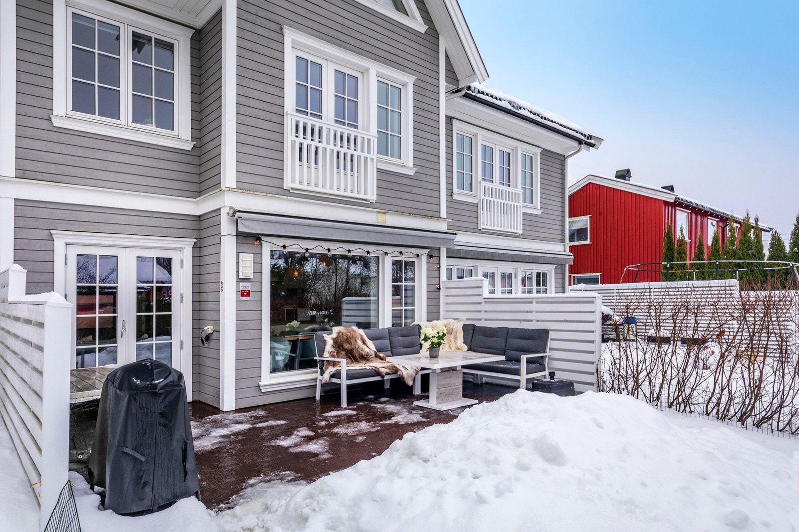 Terrassen tilbyr plass til ulike sittegrupper, samt grill og annet øvrig møblement. Galleribilde