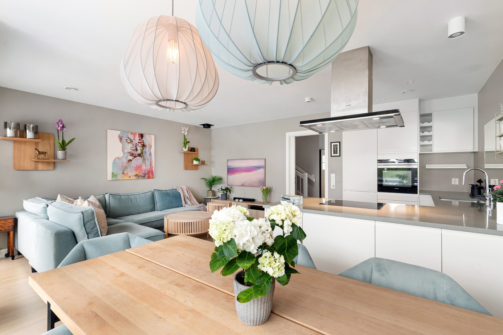 Kjøkkenet er i åpen løsning mot stuen. Galleribilde