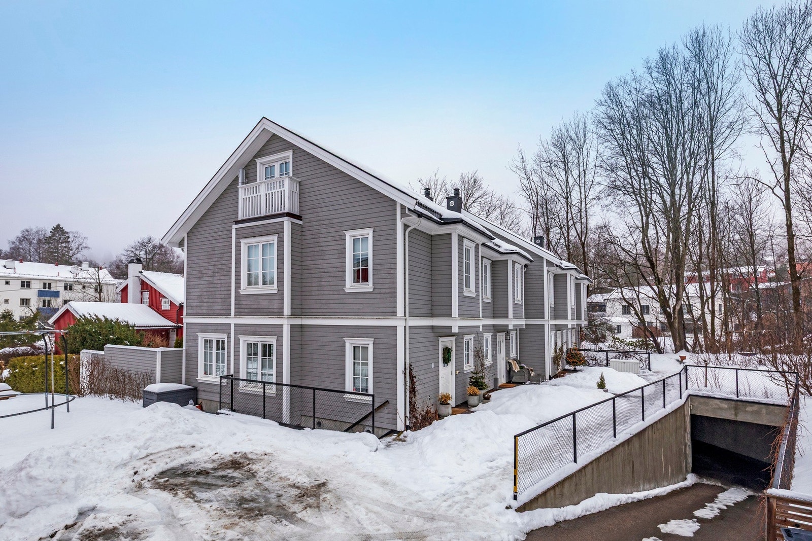 Det er asfaltert adkomst belagt med varmekabler ned til parkeringskjelleren. Galleribilde