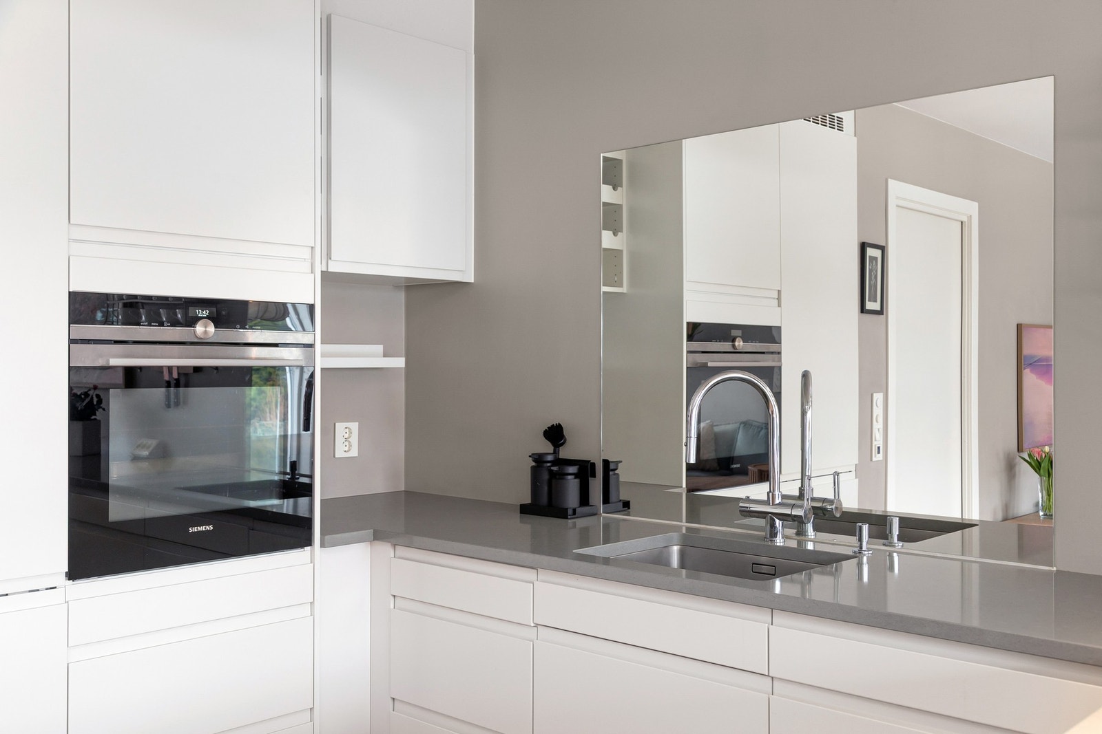 Det er rikelig med skap- og benkeplass på kjøkkenet. Galleribilde