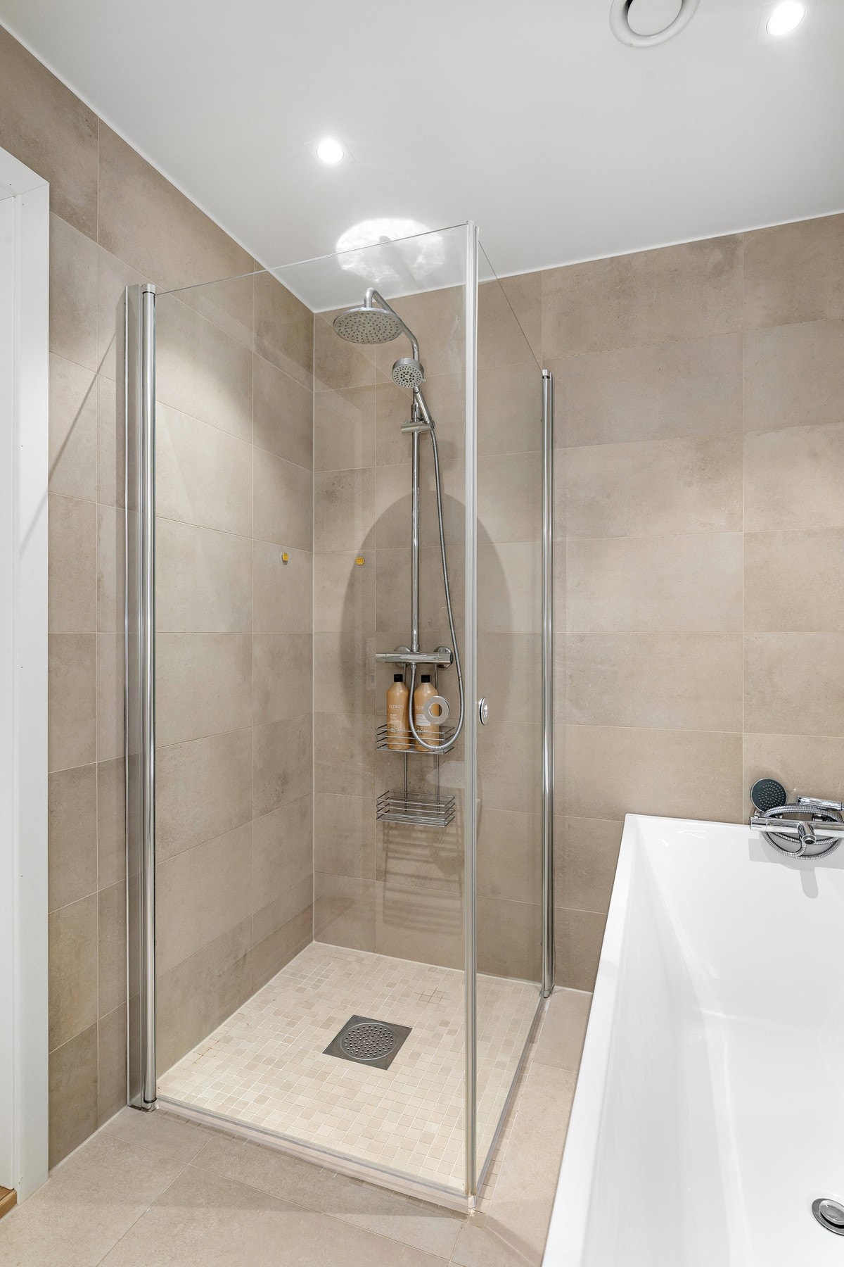 Dusjhjørne med innfellbare glassdører. Galleribilde