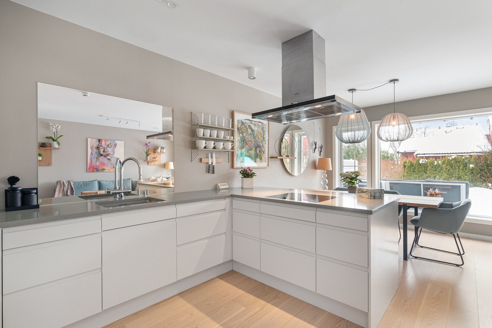 Kjøkkeninnredning fra Sigdal med slette fronter og benkeplater av stein. Galleribilde