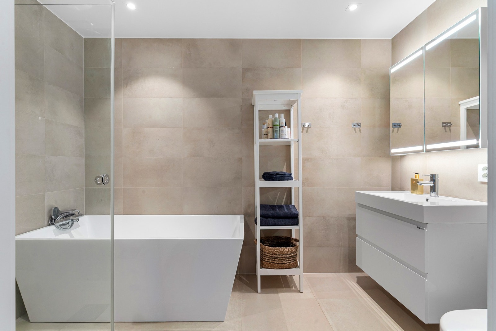 Badekar med vegghengt dusjarmatur tilkoblet hånddusj Galleribilde