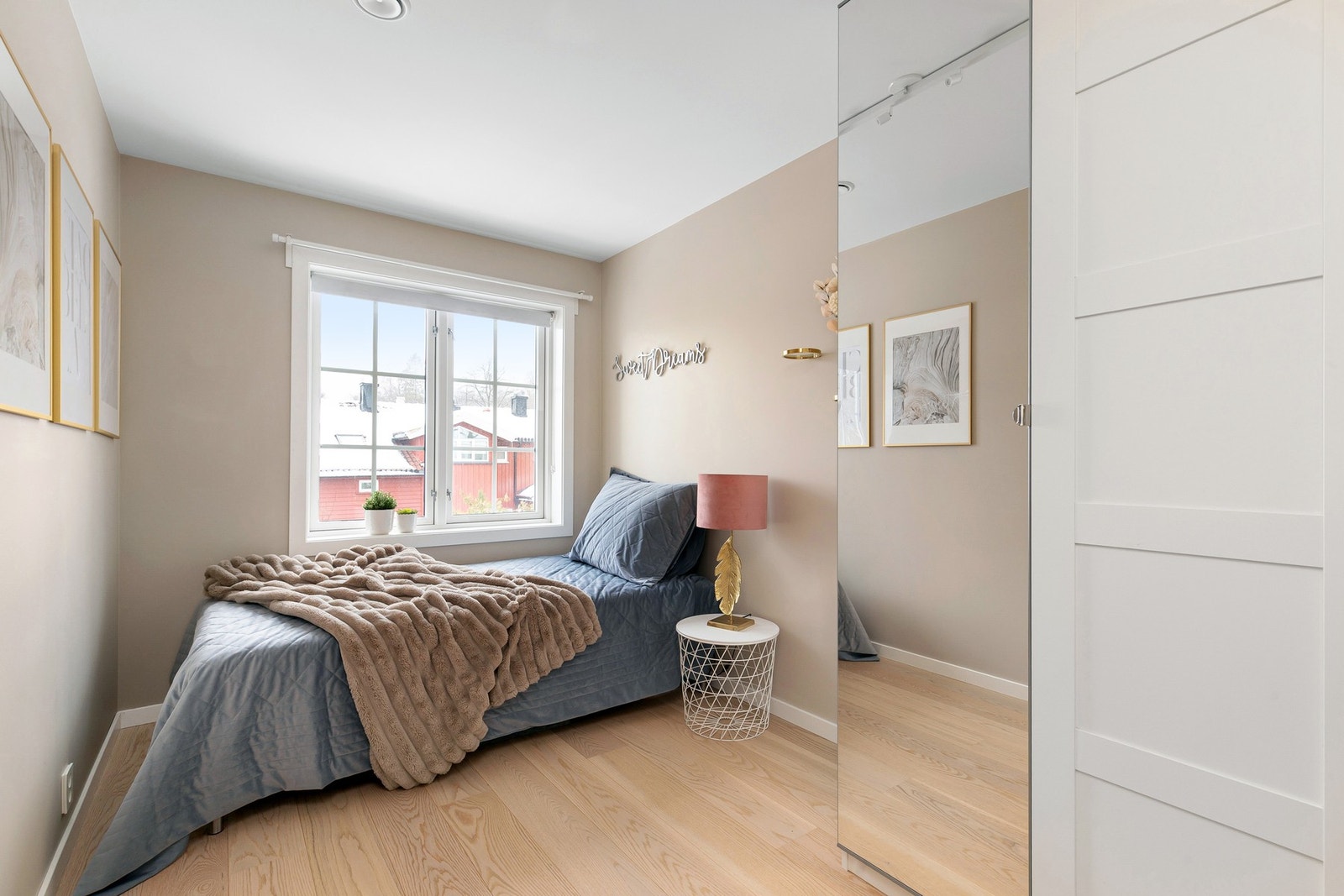 Praktisk soverom av god størrelse. Galleribilde