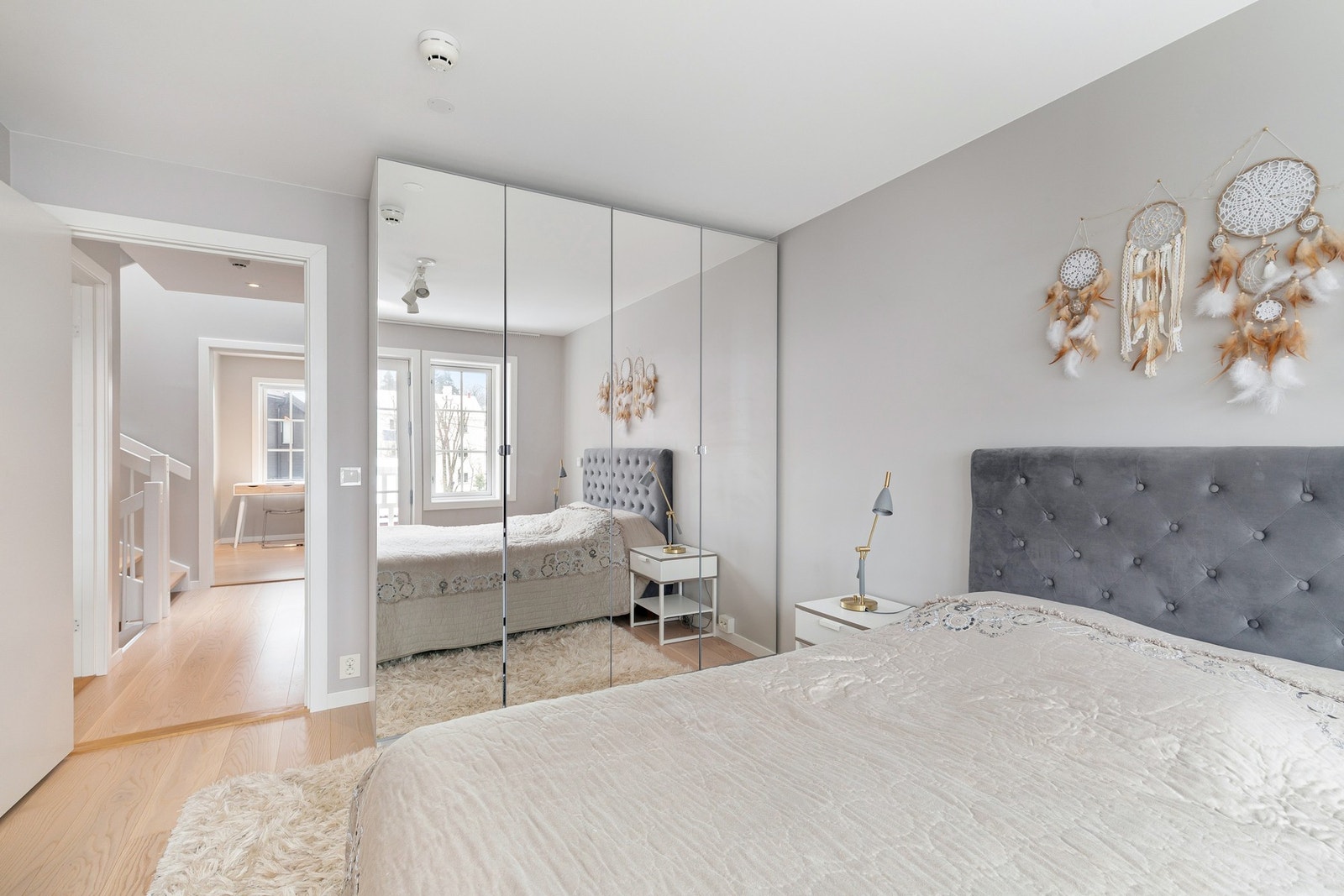 Det er rikelig med oppbevaringsplass i soverommets garderobe. Galleribilde