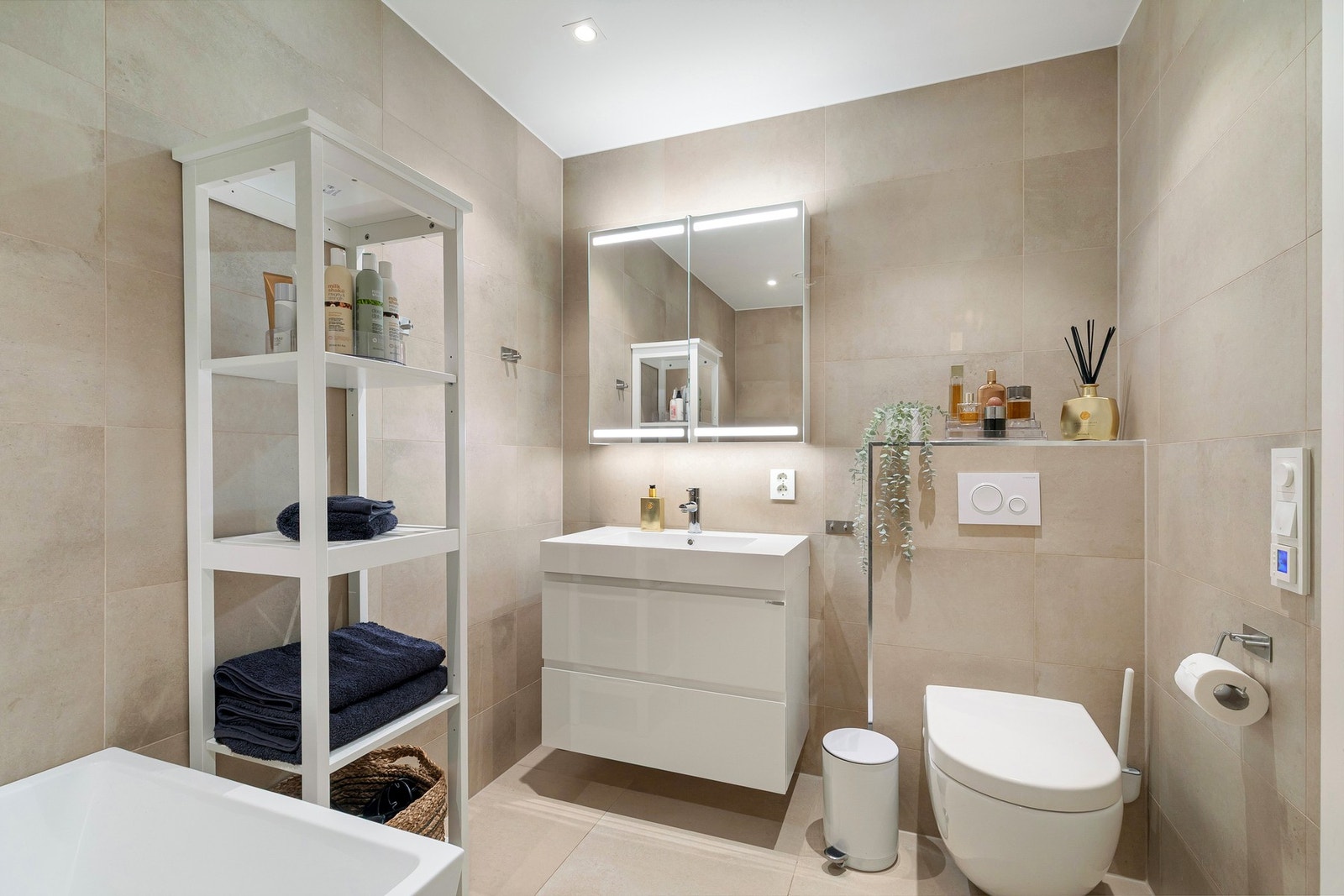 Delikat flislagt bad fra 2017 med varme i gulv. Galleribilde