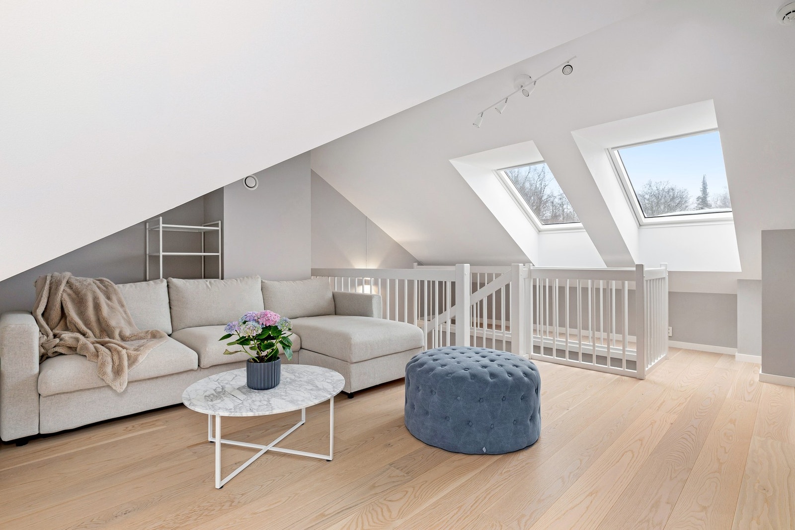 Sjarmerende loftstue med plass til sofagruppe, TV-møblement og arbeidsplass. Galleribilde