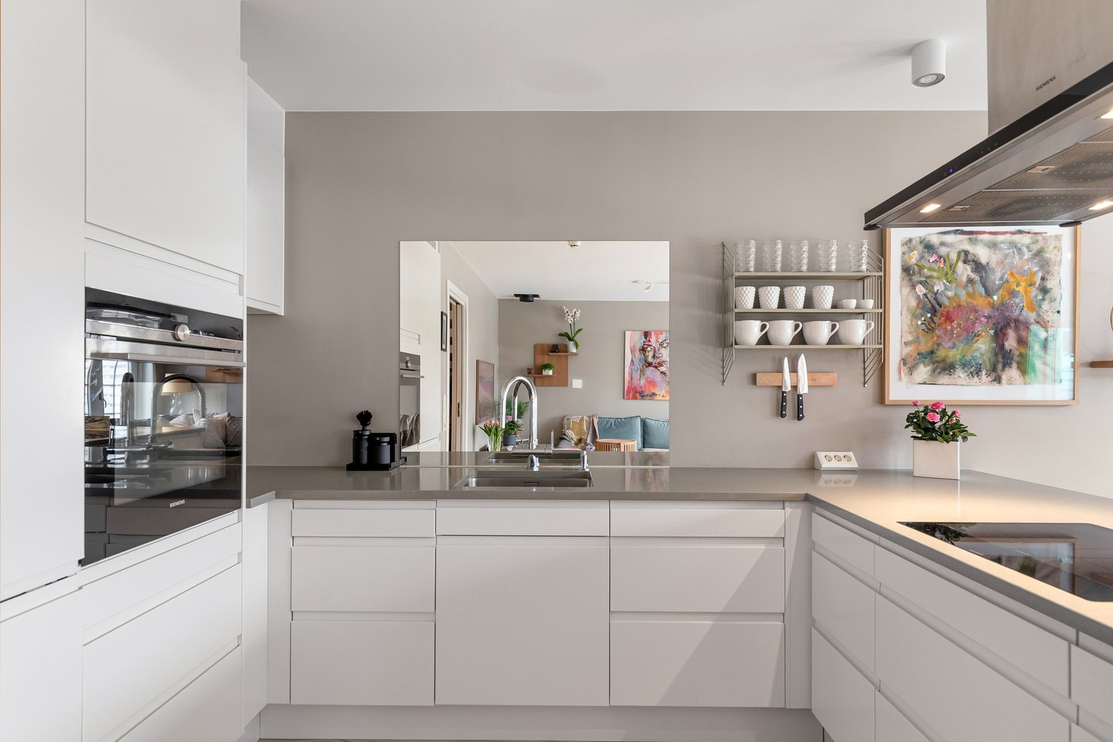 Kjøkkenet er utstyrt med integrerte hvitevarer som kjøleskap, oppvaskmaskin og stekeovn. lige avløpsrør av plast. Avtrekksventil i himling. Automatisk lekkasjestopper under oppvaskkum. Komfyrvakt. Galleribilde