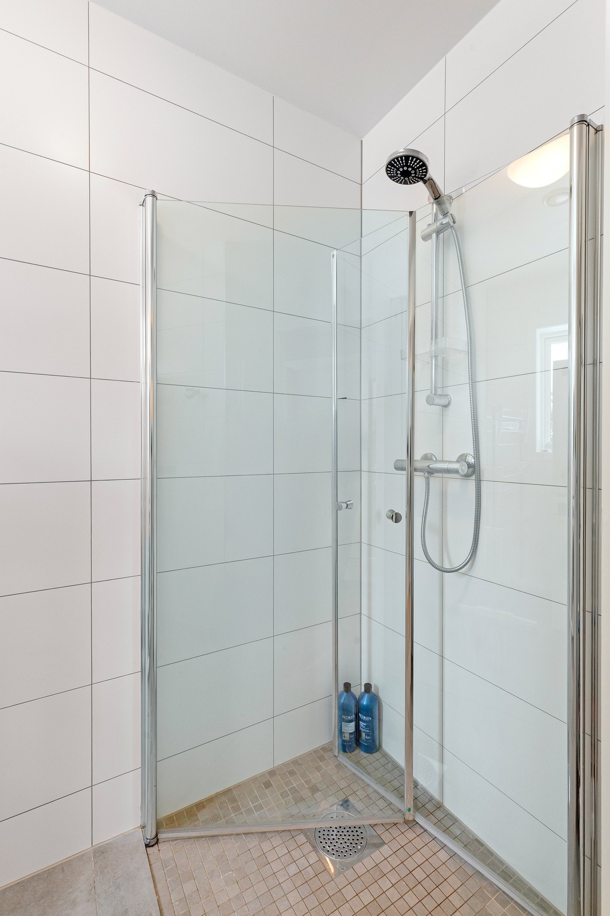 Vaskerommet er også utstyrt med dusjhjørne med innfellbare glassdører. Galleribilde