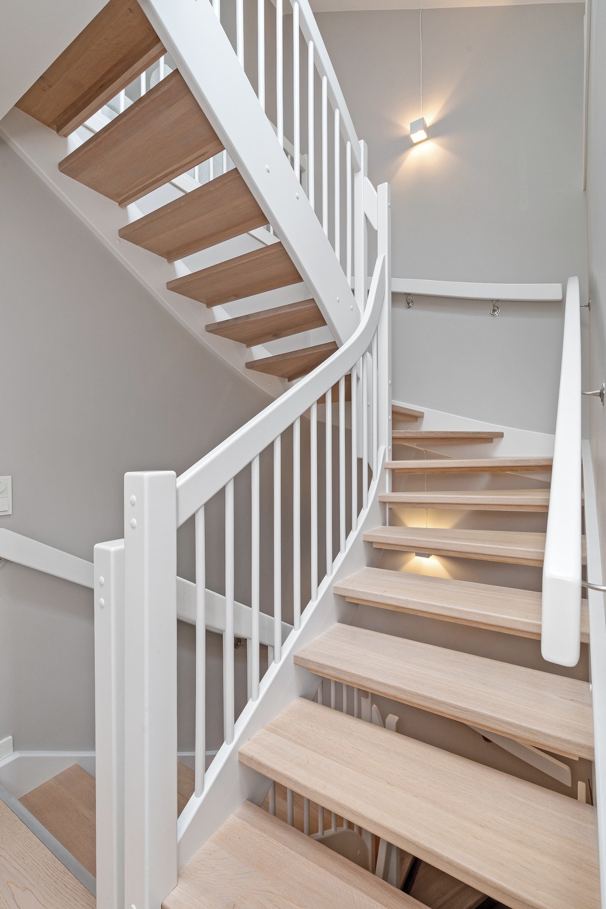 Innvendig trappe med konstruksjoner av treverk. Galleribilde