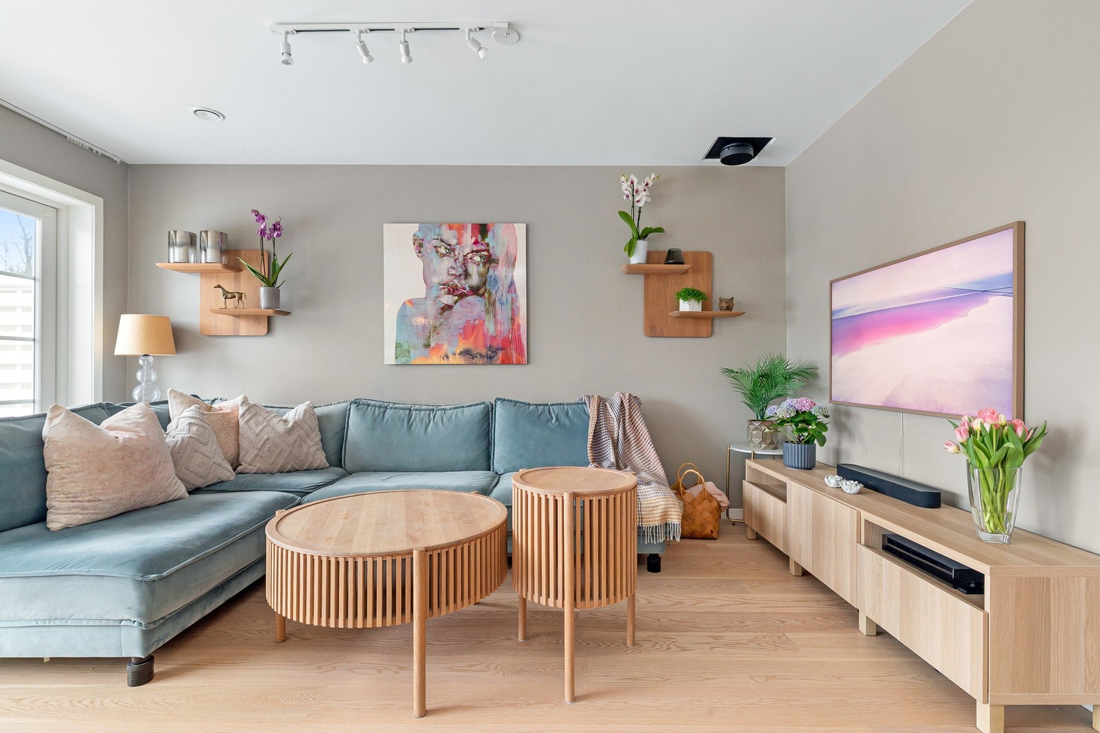 Her er det rikelig med plass til både sofagruppe med tilhørende møblement. Galleribilde