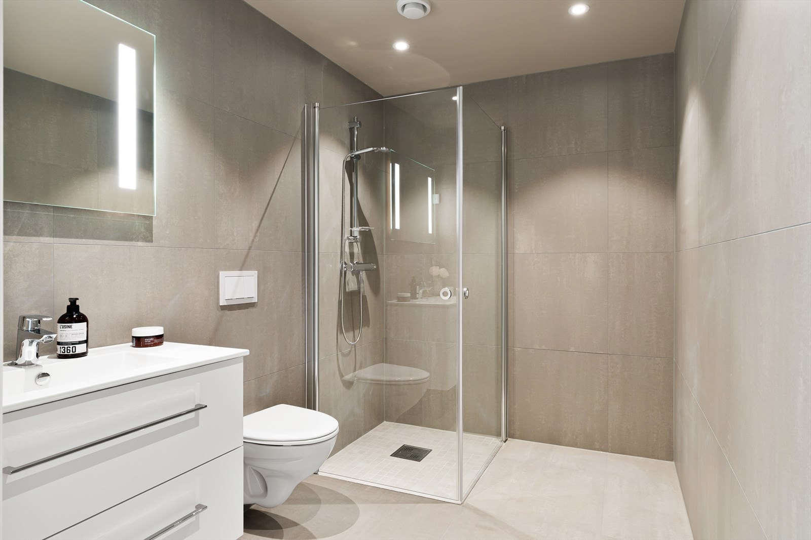 Badet fremstår som arealeffektivt med pen baderomsinnredning i hvit utførelse. (bilde er tatt fra H0302) Galleribilde