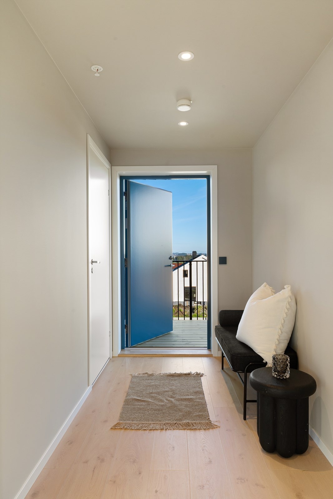 En kommer inn i en pen entré/gang med god plass til å henge fra seg både klær og sko. (bilde er tatt fra H0302). Galleribilde