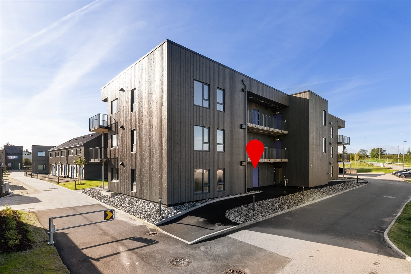 Inngang fra gateplan. Fra boligen er det kort vei til både skole, barnehager, lekeplasser, Sandneshallen og en kort sykkeltur til Sandnes sentrum og Helgø Meny. Galleribilde